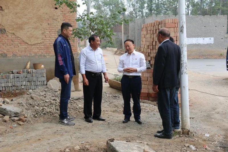 扶貧路上  攜手同行——弘義集團(tuán)黨委書記、董事長張秀峰一行 到定點幫扶村調(diào)研